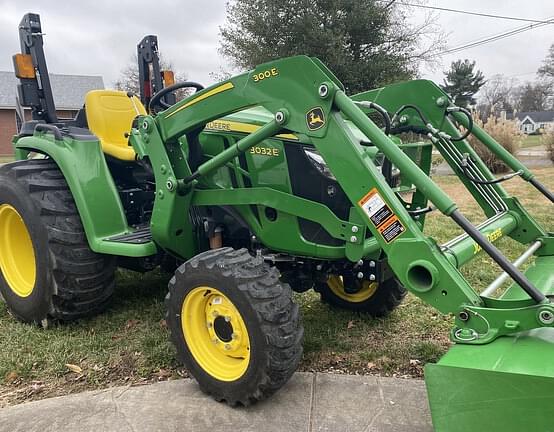 Image of John Deere 3032E equipment image 2