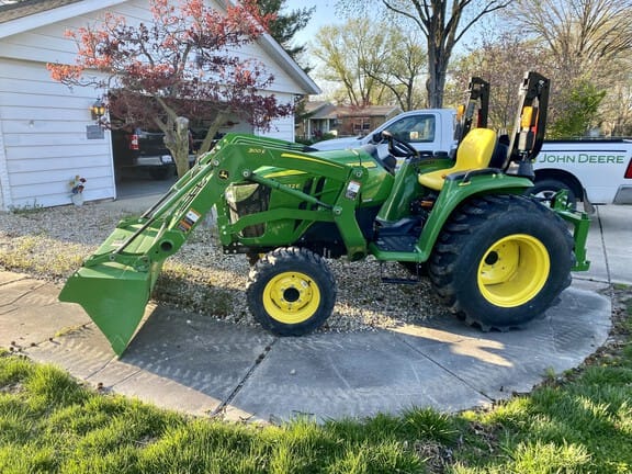 Main image John Deere 3032E