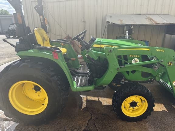Image of John Deere 3032E equipment image 2
