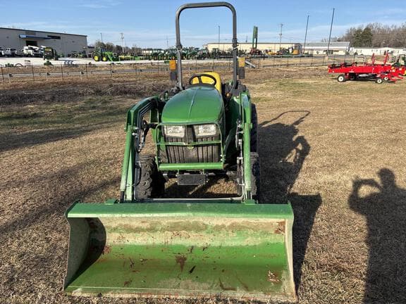 Image of John Deere 3032E equipment image 4