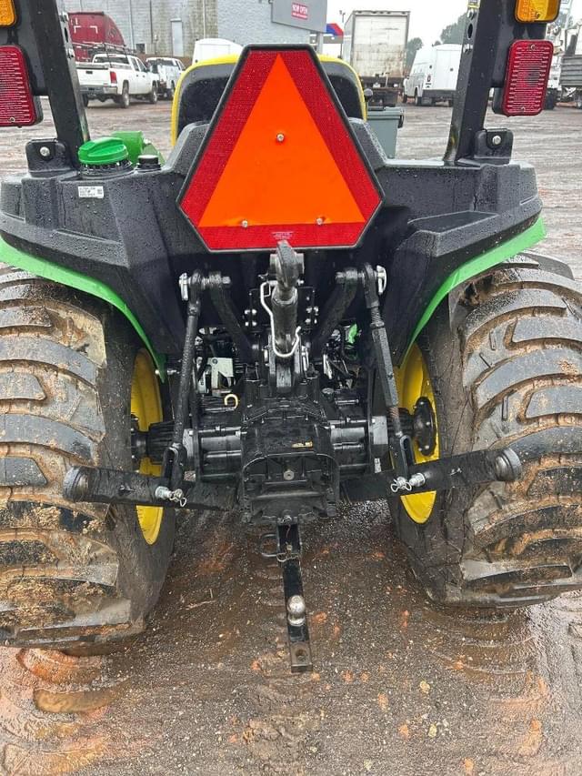 Image of John Deere 3032E equipment image 4