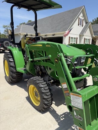 2022 John Deere 3032E Equipment Image0