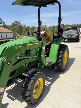 Image of John Deere 3032E equipment image 1