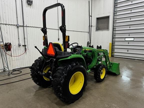 Image of John Deere 3032E equipment image 4