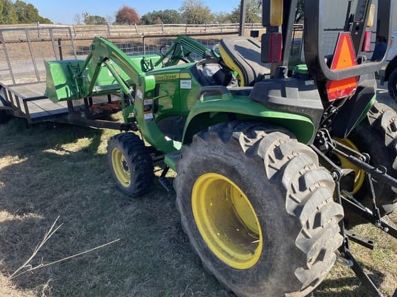 Image of John Deere 3032E equipment image 4