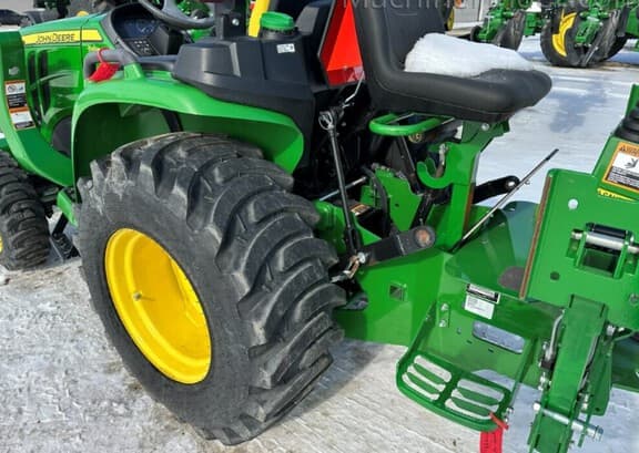 Image of John Deere 3032E equipment image 2