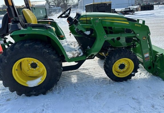 2022 John Deere 3032E Equipment Image0