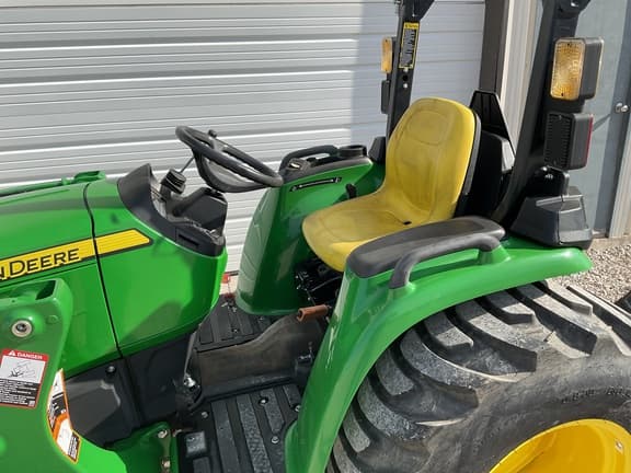 Image of John Deere 3032E equipment image 4