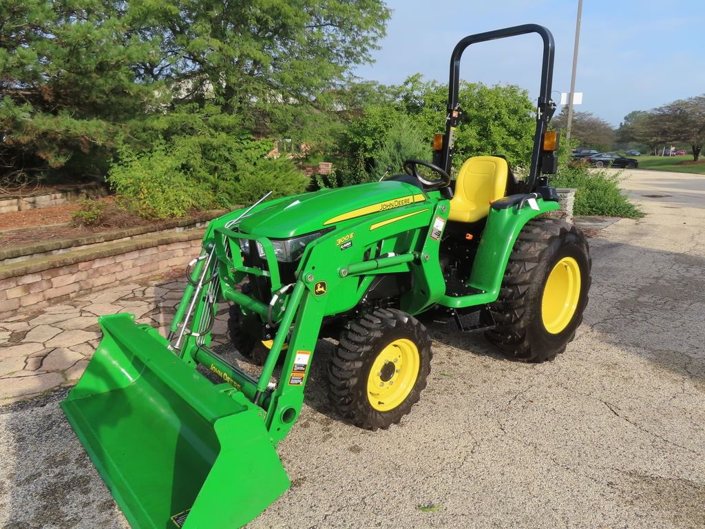2022 John Deere 3032E Equipment Image0