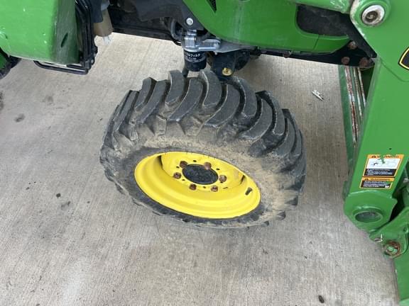 Image of John Deere 3032E equipment image 4