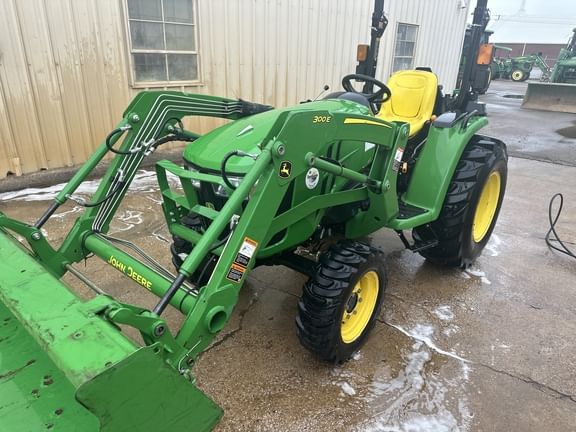 Main image John Deere 3032E