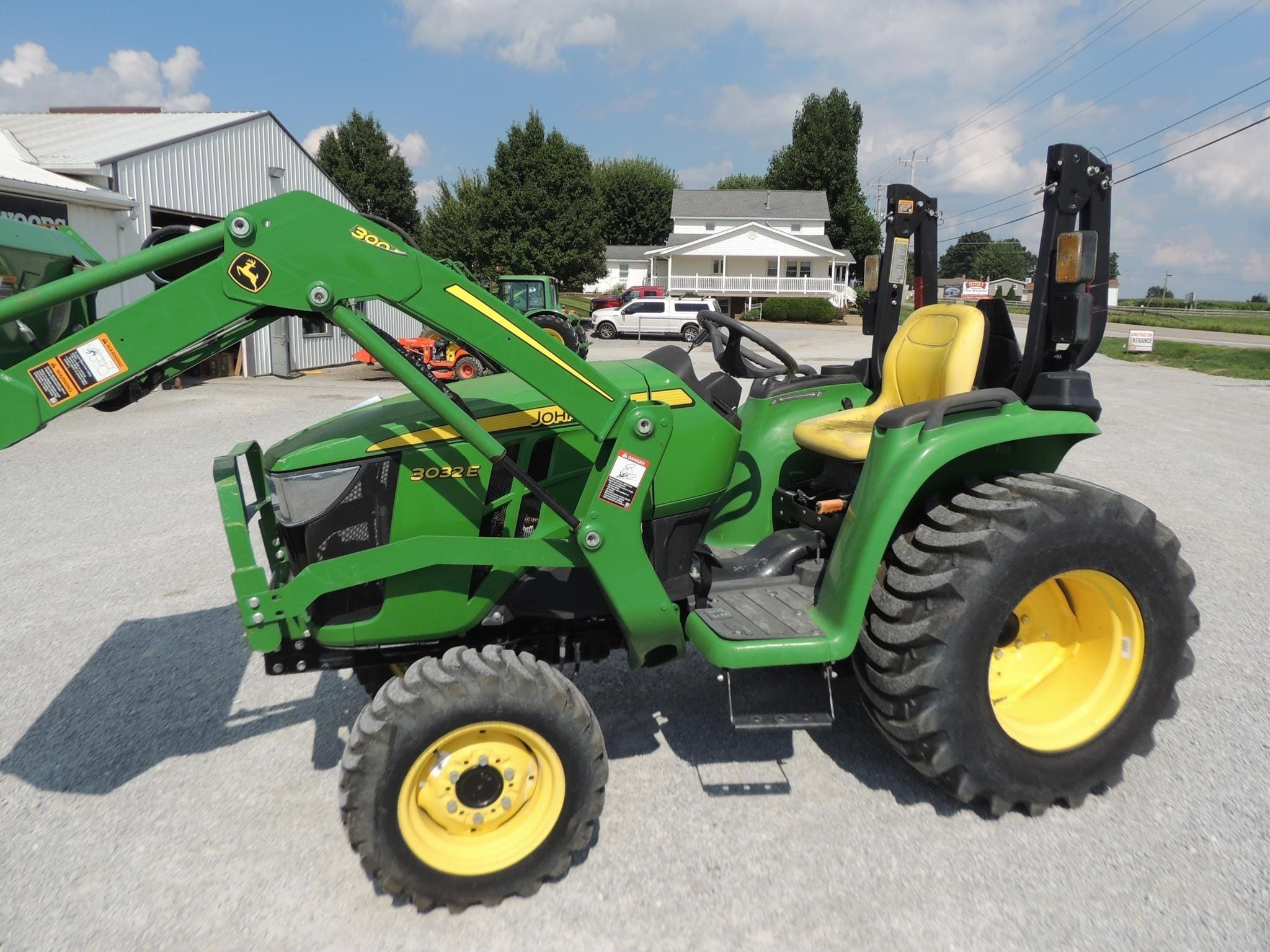2022 John Deere 3032E Equipment Image0