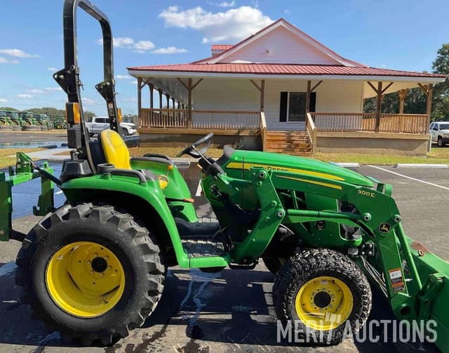 Image of John Deere 3032E equipment image 2