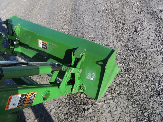 Image of John Deere 3033R equipment image 4