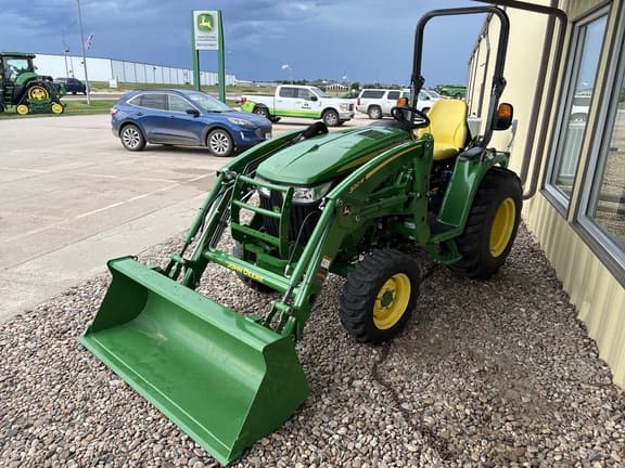 Image of John Deere 3033R equipment image 2