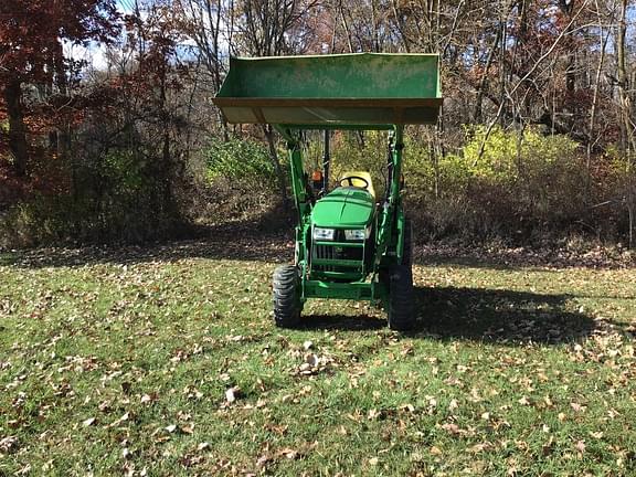 Image of John Deere 3033R equipment image 4