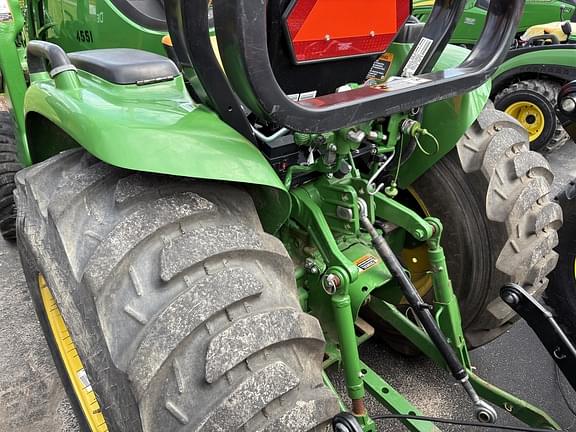 Image of John Deere 3033R equipment image 4