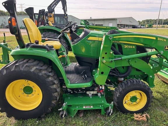 Image of John Deere 3033R equipment image 4