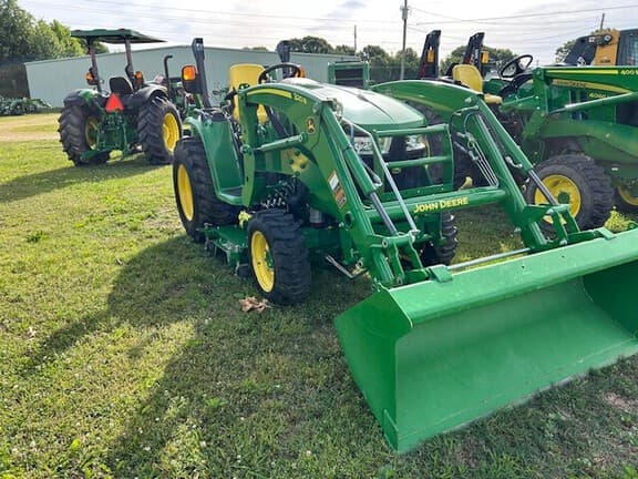 Image of John Deere 3033R equipment image 1