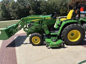 2022 John Deere 3033R Image