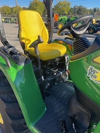 Image of John Deere 3033R equipment image 3
