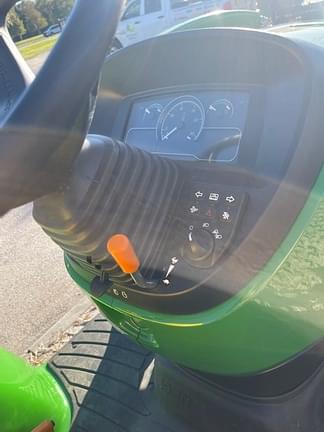 Image of John Deere 3033R equipment image 4