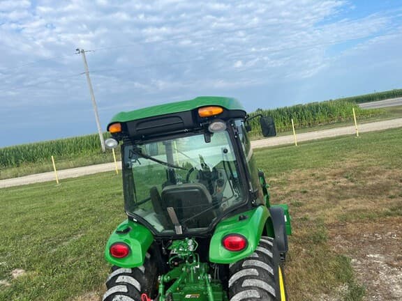 Image of John Deere 3033R equipment image 4