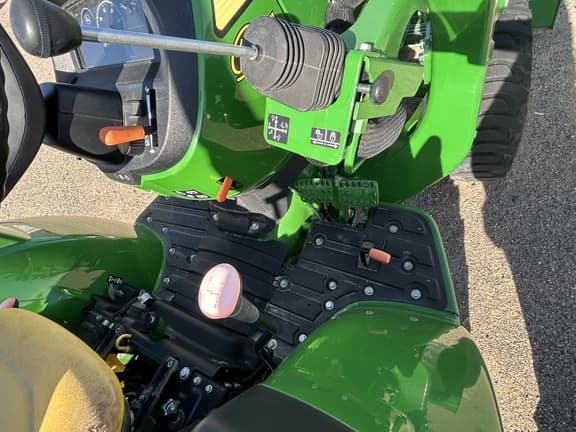 Image of John Deere 3035D equipment image 4