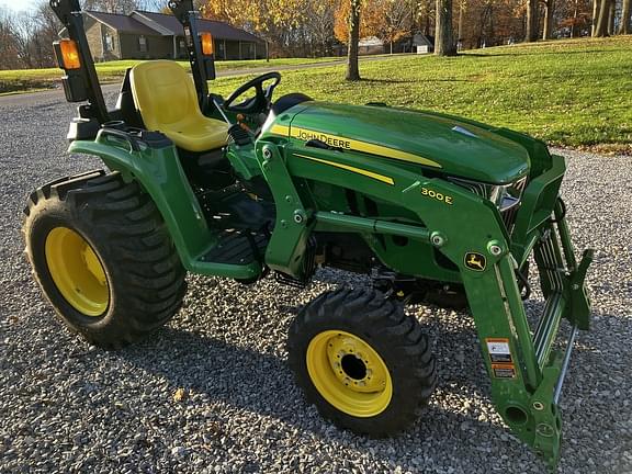 Image of John Deere 3038E equipment image 2