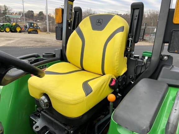 Image of John Deere 3038E equipment image 4