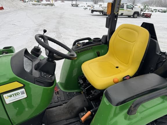 Image of John Deere 3038E equipment image 4
