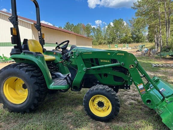Image of John Deere 3038E equipment image 4