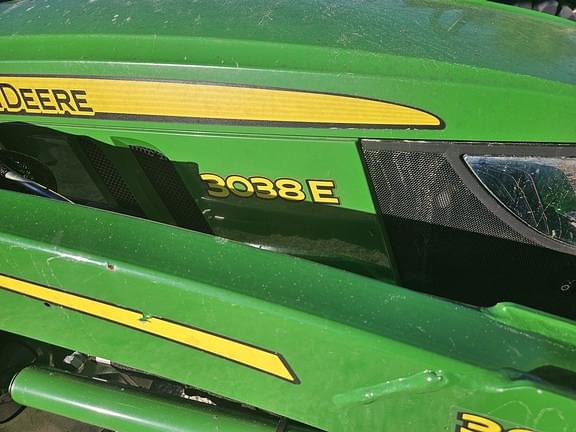 Image of John Deere 3038E equipment image 4