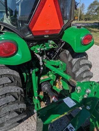 Image of John Deere 3039R equipment image 2