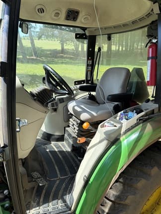 Image of John Deere 3039R equipment image 4