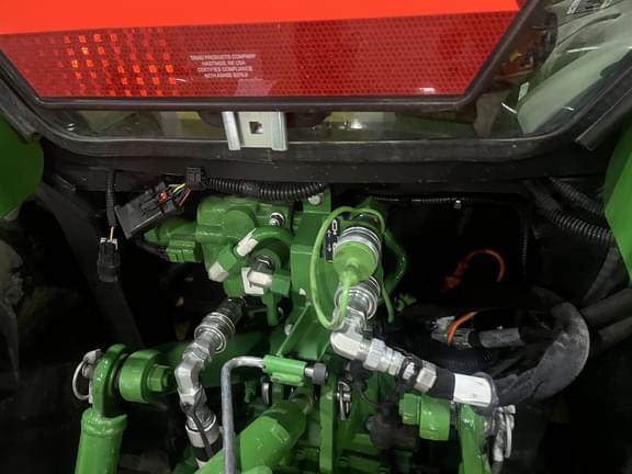 Image of John Deere 3039R equipment image 2