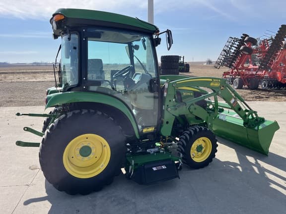 Image of John Deere 3039R equipment image 4