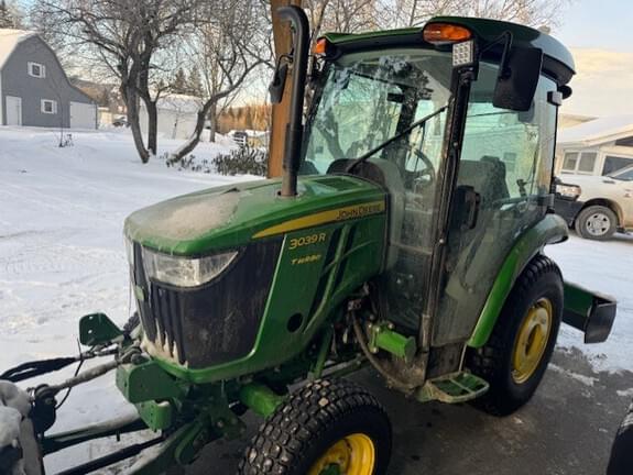 Image of John Deere 3039R equipment image 1