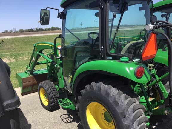 Image of John Deere 3039R equipment image 4