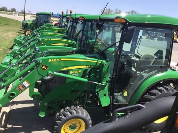 Image of John Deere 3039R equipment image 3