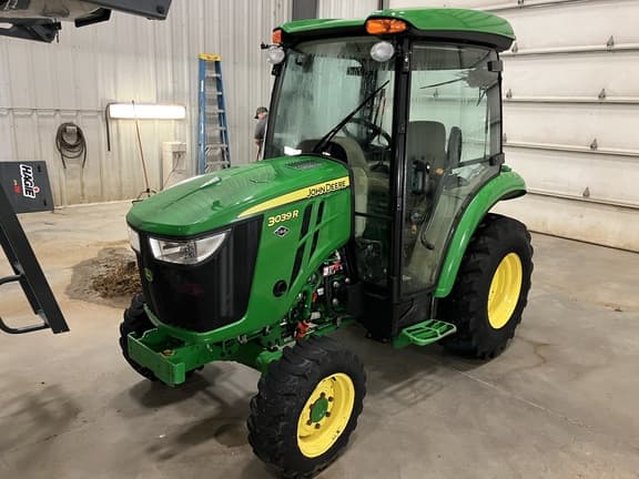 Image of John Deere 3039R equipment image 2