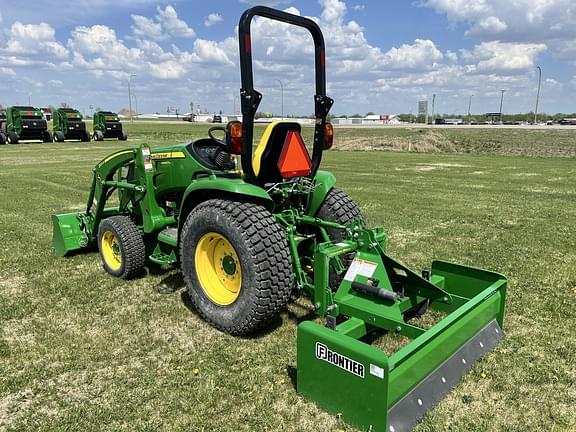 Image of John Deere 3039R equipment image 4