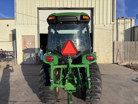 Image of John Deere 3039R equipment image 4