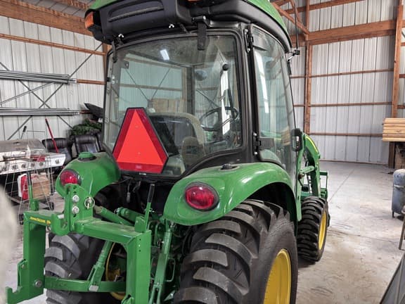 Image of John Deere 3039R equipment image 4