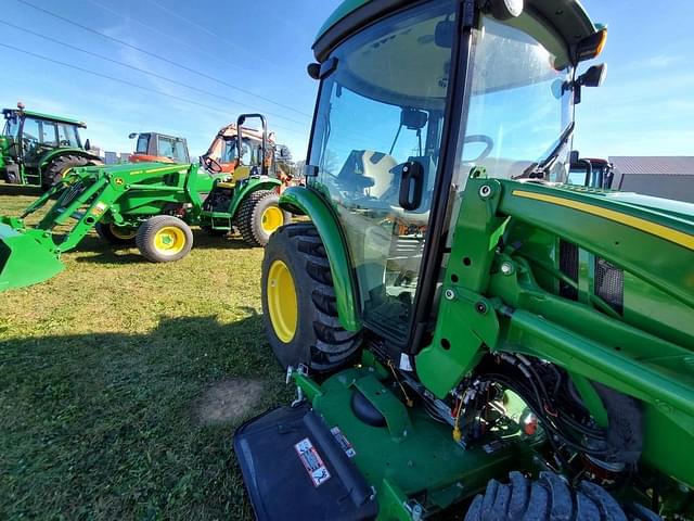 Image of John Deere 3039R equipment image 4