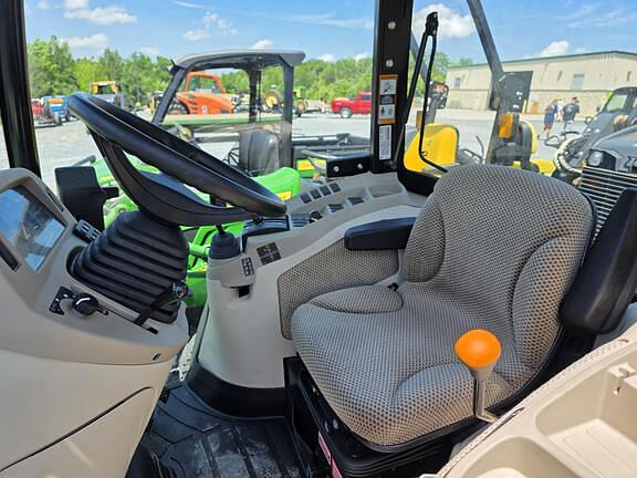 Image of John Deere 3039R equipment image 2