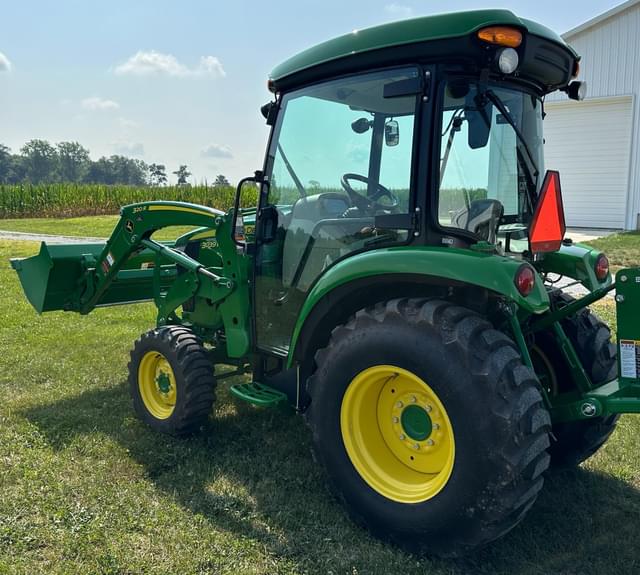 Image of John Deere 3039R equipment image 4