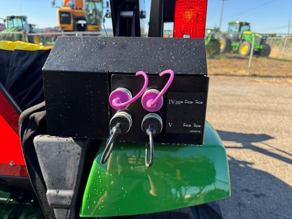 Image of John Deere 3043D equipment image 4