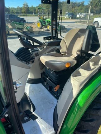 Image of John Deere 3046R equipment image 4