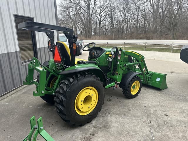 Image of John Deere 3046R equipment image 1